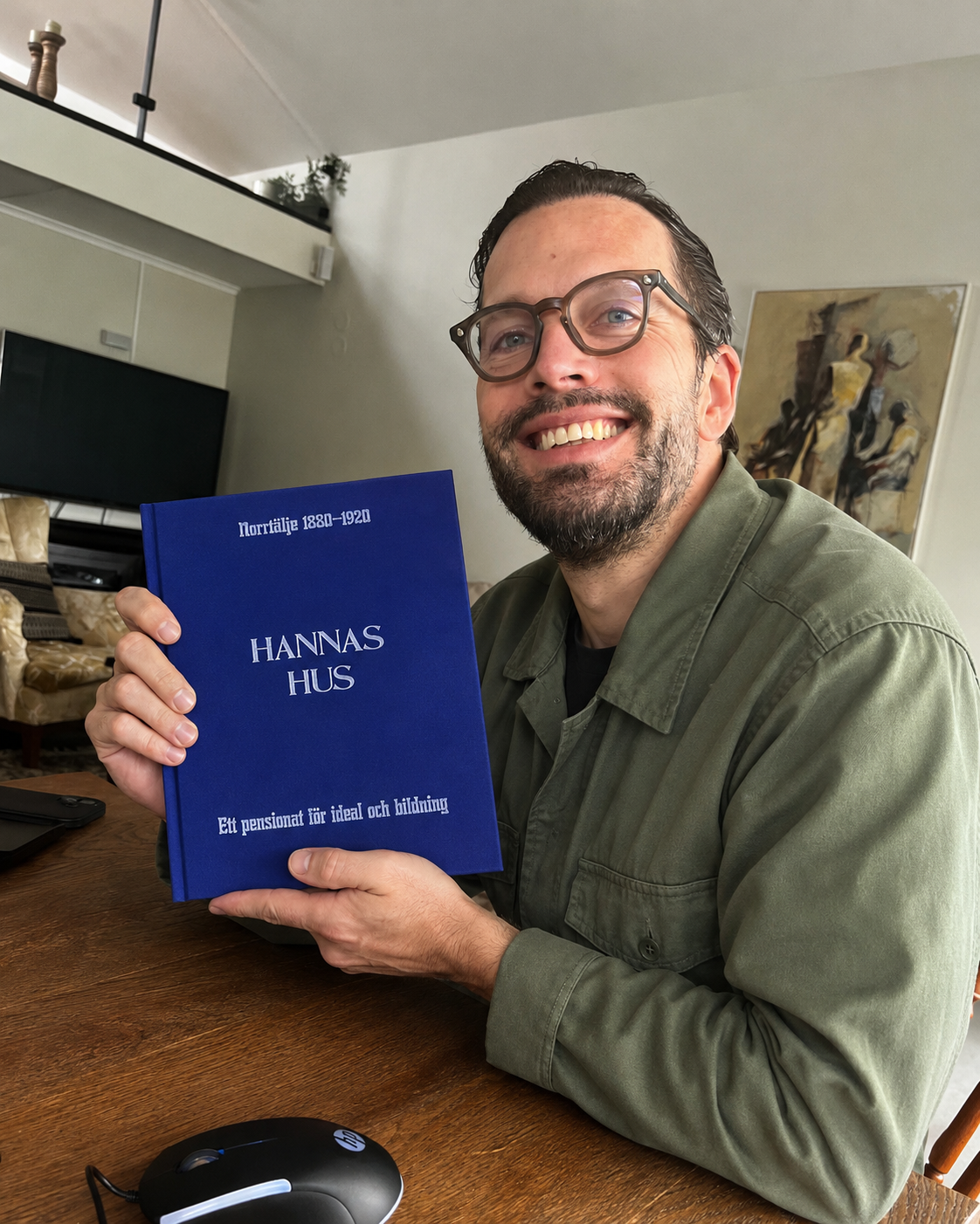 Fredrik Anthony med boken Hannas hus