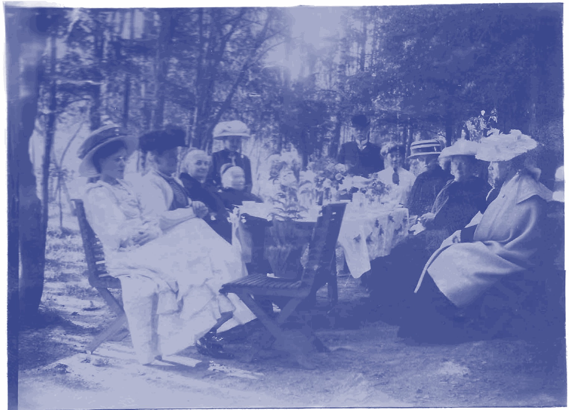 Hanna Lindh med vänner i pensionatets berså på hennes födelsedag 1898