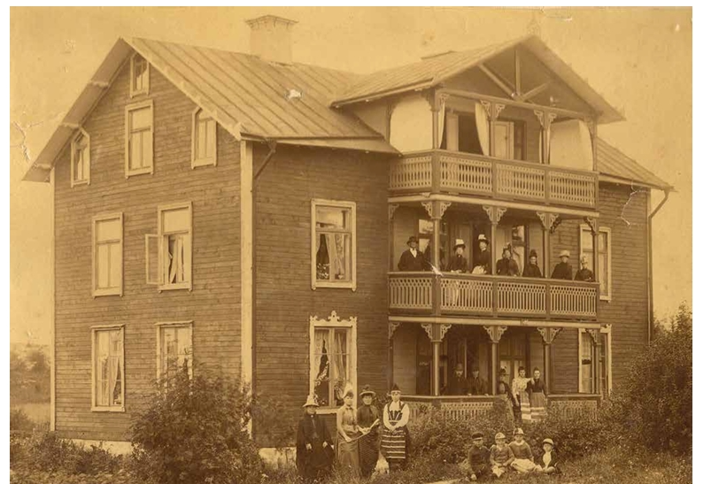 Historiskt fotografi av Pensionat Granparken med människor framför huset